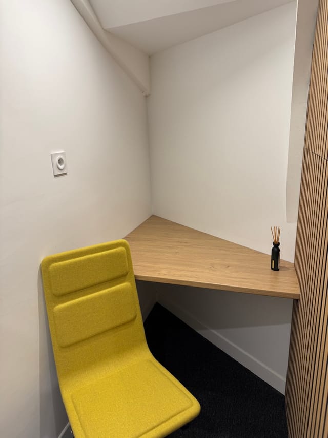 Phone box insonorisée avec écran externe
