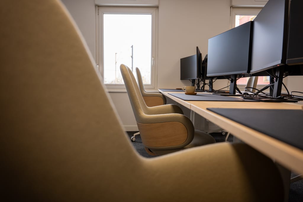 Fauteuils ergonomiques et postes double écran de l'open space