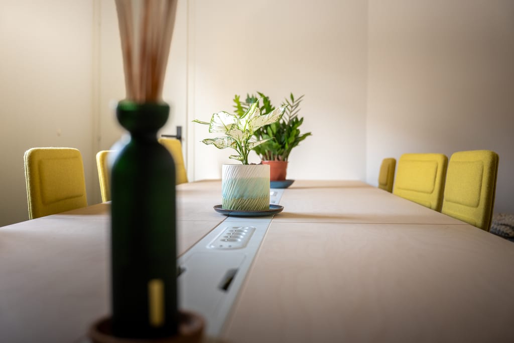 Table de la salle de réunion et chaises jaunes