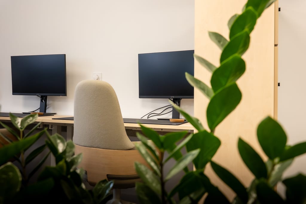 Postes de travail entourés de plantes