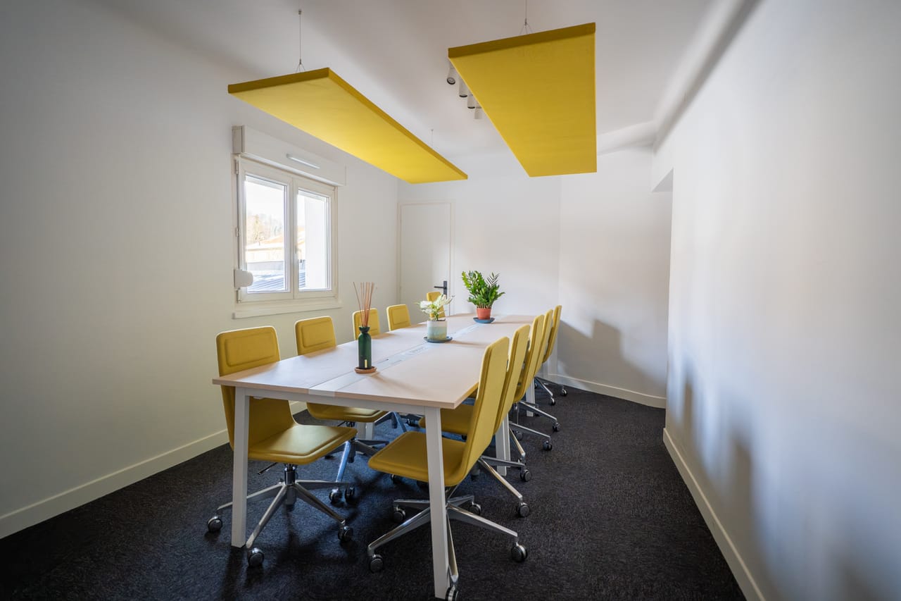 Salle de réunion avec plafond jaune et écran 55 pouces