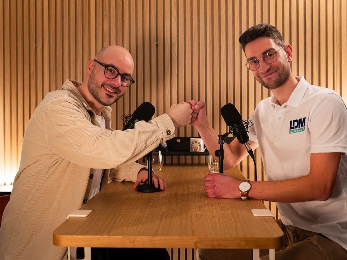 Deux personnes enregistrent un podcast dans le studio Neodelta, photo jointe à l'avis Google de Damien H