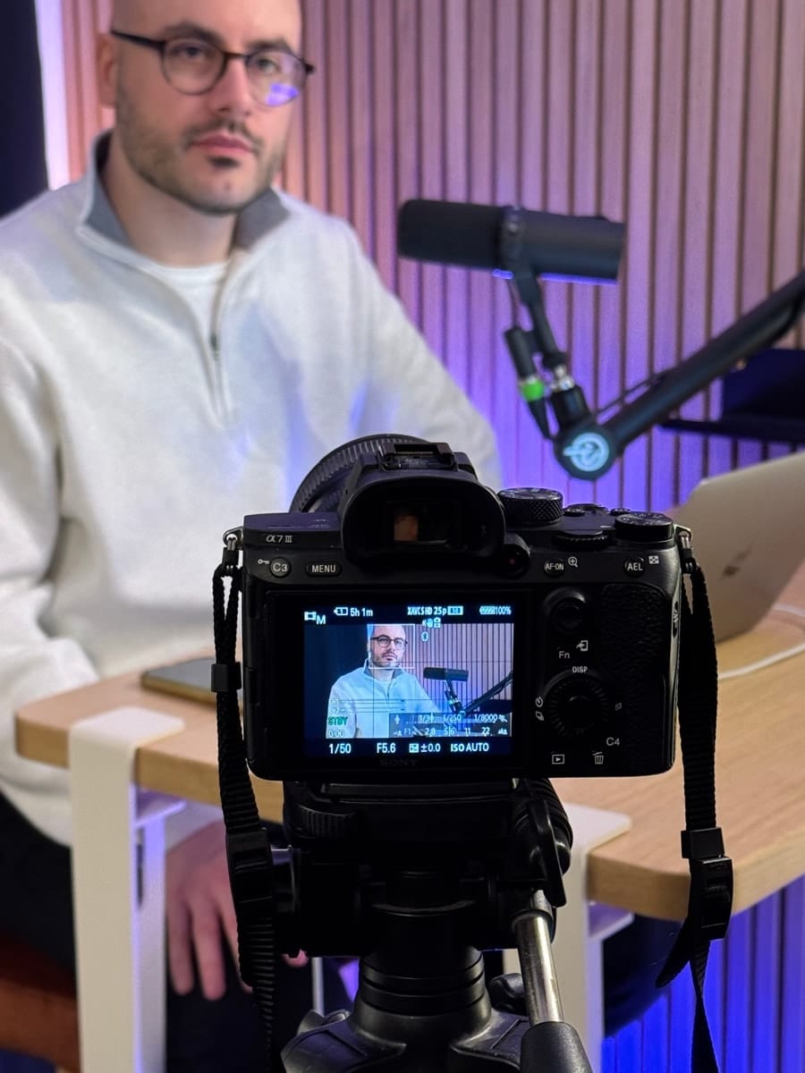 Caméra 4K cadrant un intervenant au micro dans le studio Neodelta