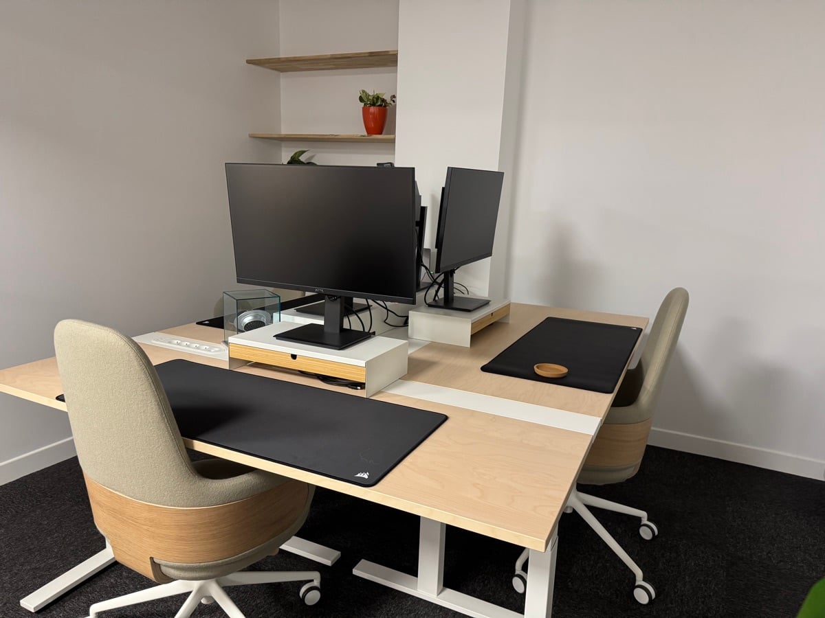 Open space coworking Metz avec 9 postes double écran