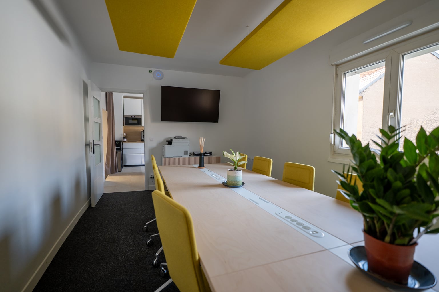 Salle de réunion équipée à Metz avec écran 55 pouces et visioconférence