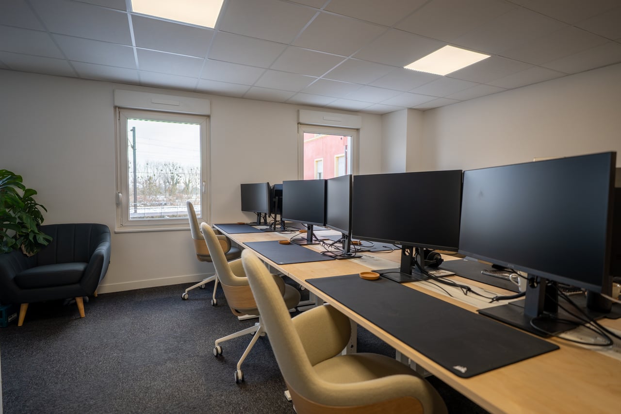 Open space du coworking Neodelta avec postes double écran